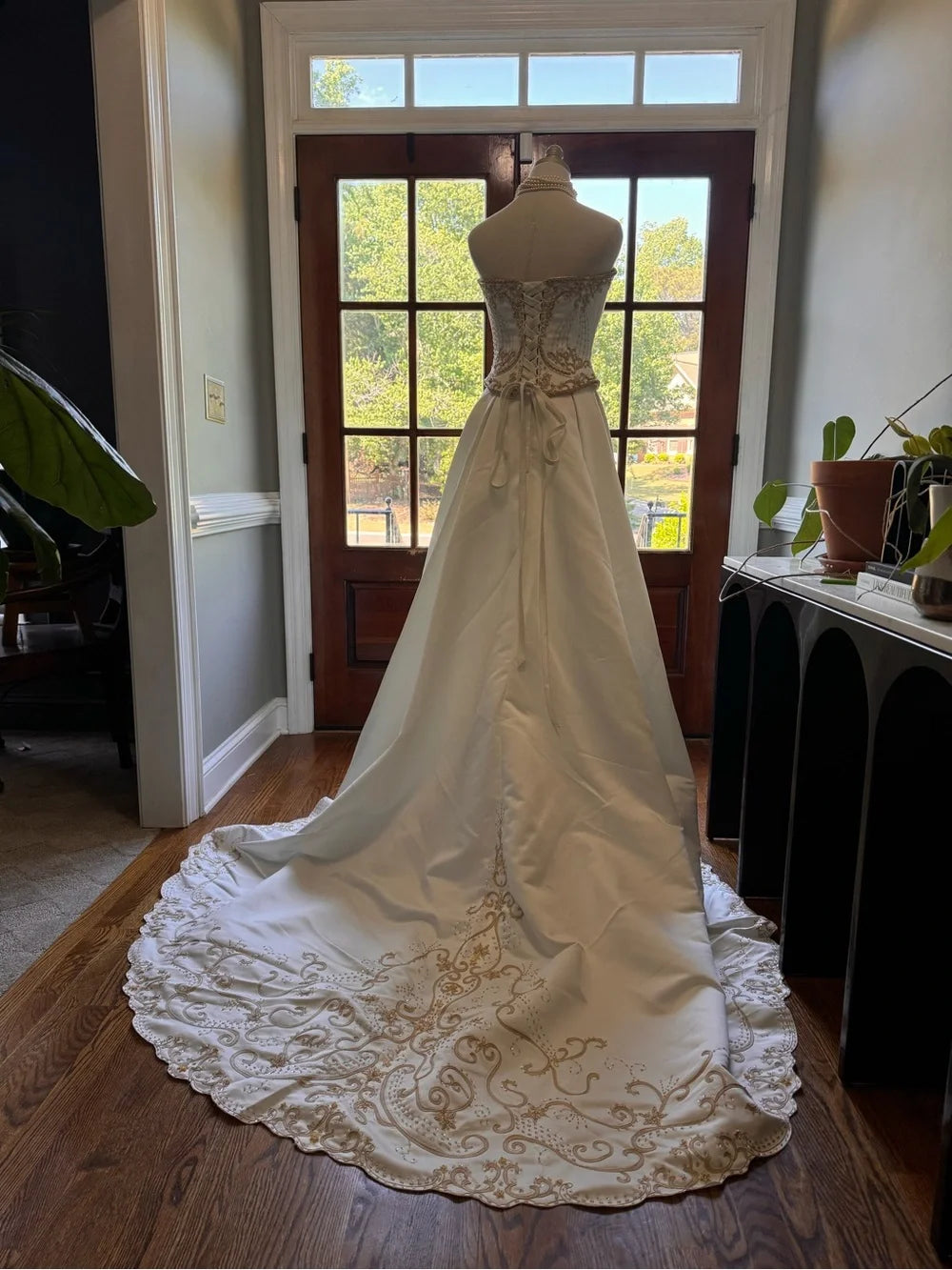 Ärmelloses Satin-Brautkleid mit goldener Stickerei im A-Linien-Schnitt DP8425