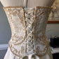 Ärmelloses Satin-Brautkleid mit goldener Stickerei im A-Linien-Schnitt DP8425