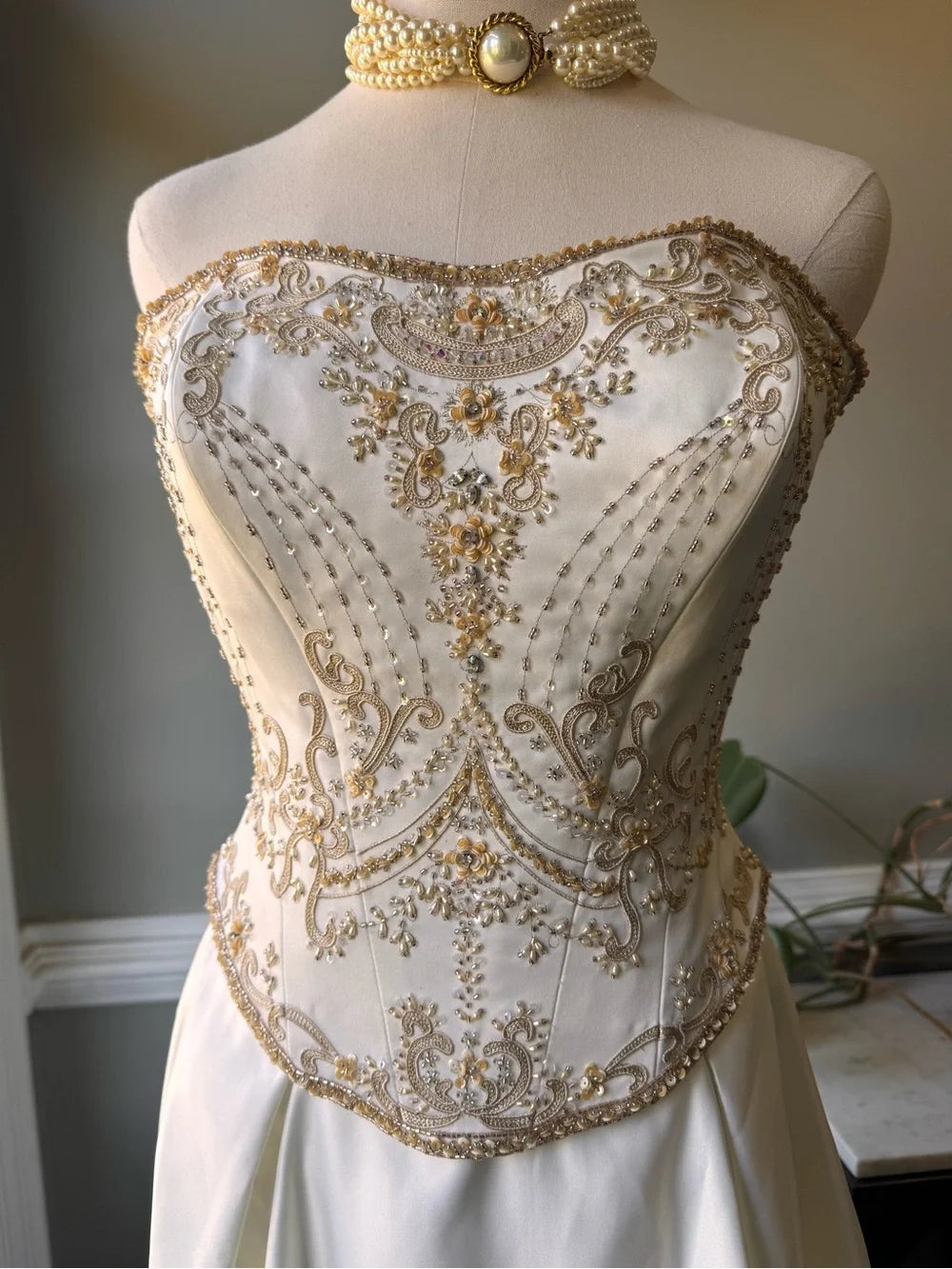 Ärmelloses Satin-Brautkleid mit goldener Stickerei im A-Linien-Schnitt DP8425