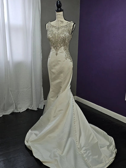 Robe de mariée sirène de luxe en satin ornée de perles avec décolleté illusion DP8426