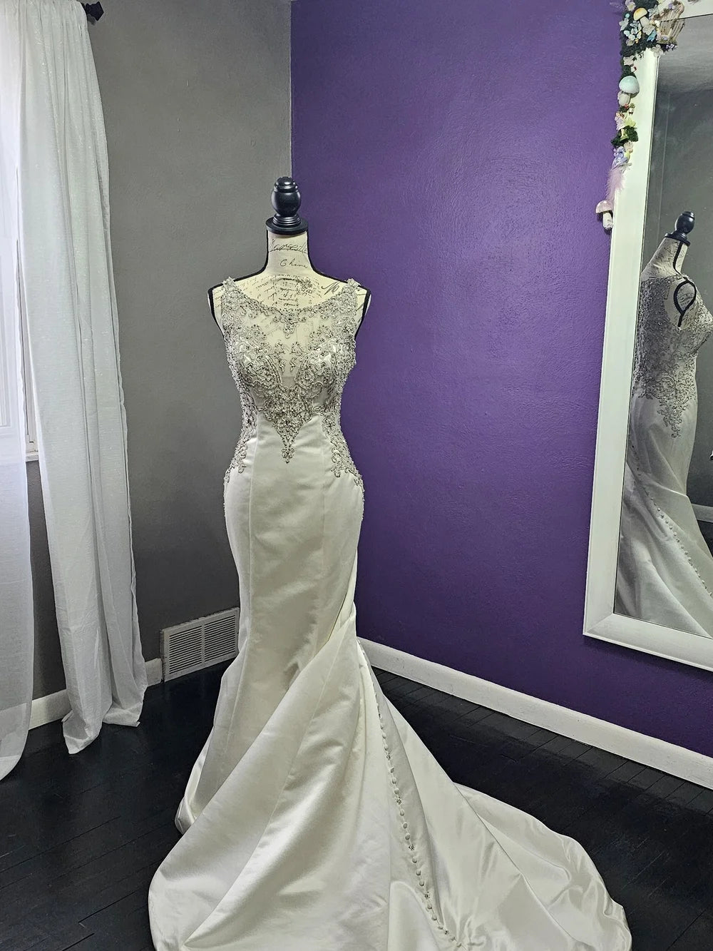 Robe de mariée sirène de luxe en satin ornée de perles avec décolleté illusion DP8426