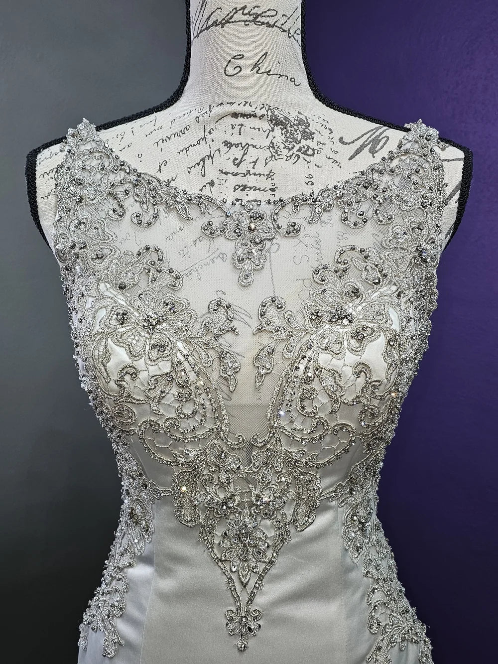 Robe de mariée sirène de luxe en satin ornée de perles avec décolleté illusion DP8426