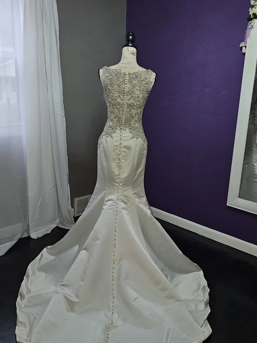 Robe de mariée sirène de luxe en satin ornée de perles avec décolleté illusion DP8426