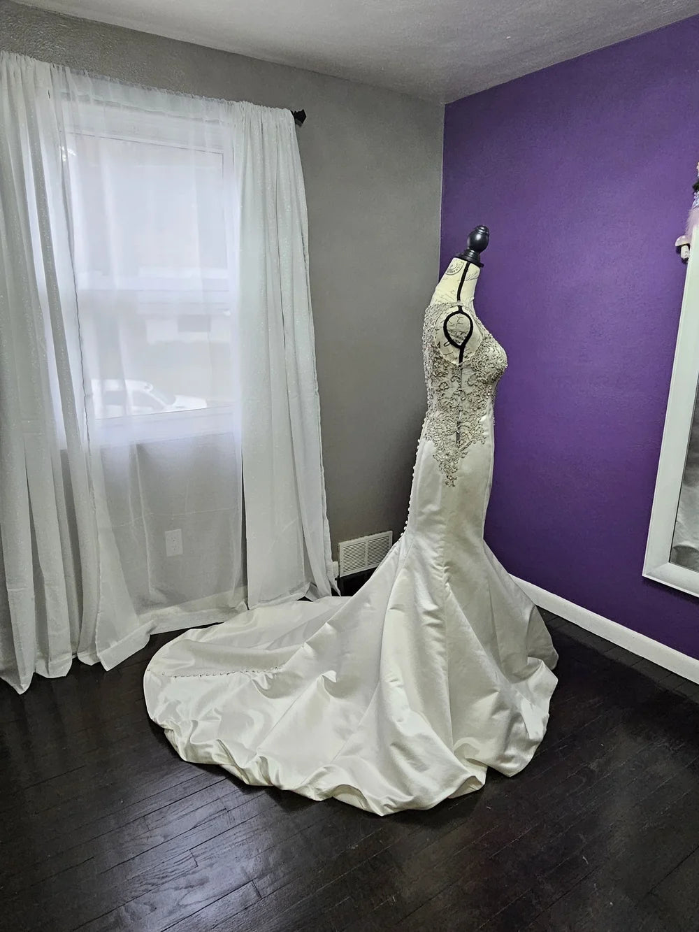 Robe de mariée sirène de luxe en satin ornée de perles avec décolleté illusion DP8426