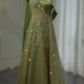 Wunderschönes, funkelndes, perlenbesetztes grünes One-Shoulder-A-Linien-Abendkleid mit hohem Schlitz, langes Ballkleid, DP6543