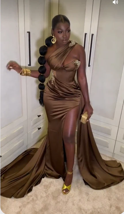 Schwarze Mädchen Ballkleider Braun One Shoulder Split Lange Abend Party Kleider, EQ9647